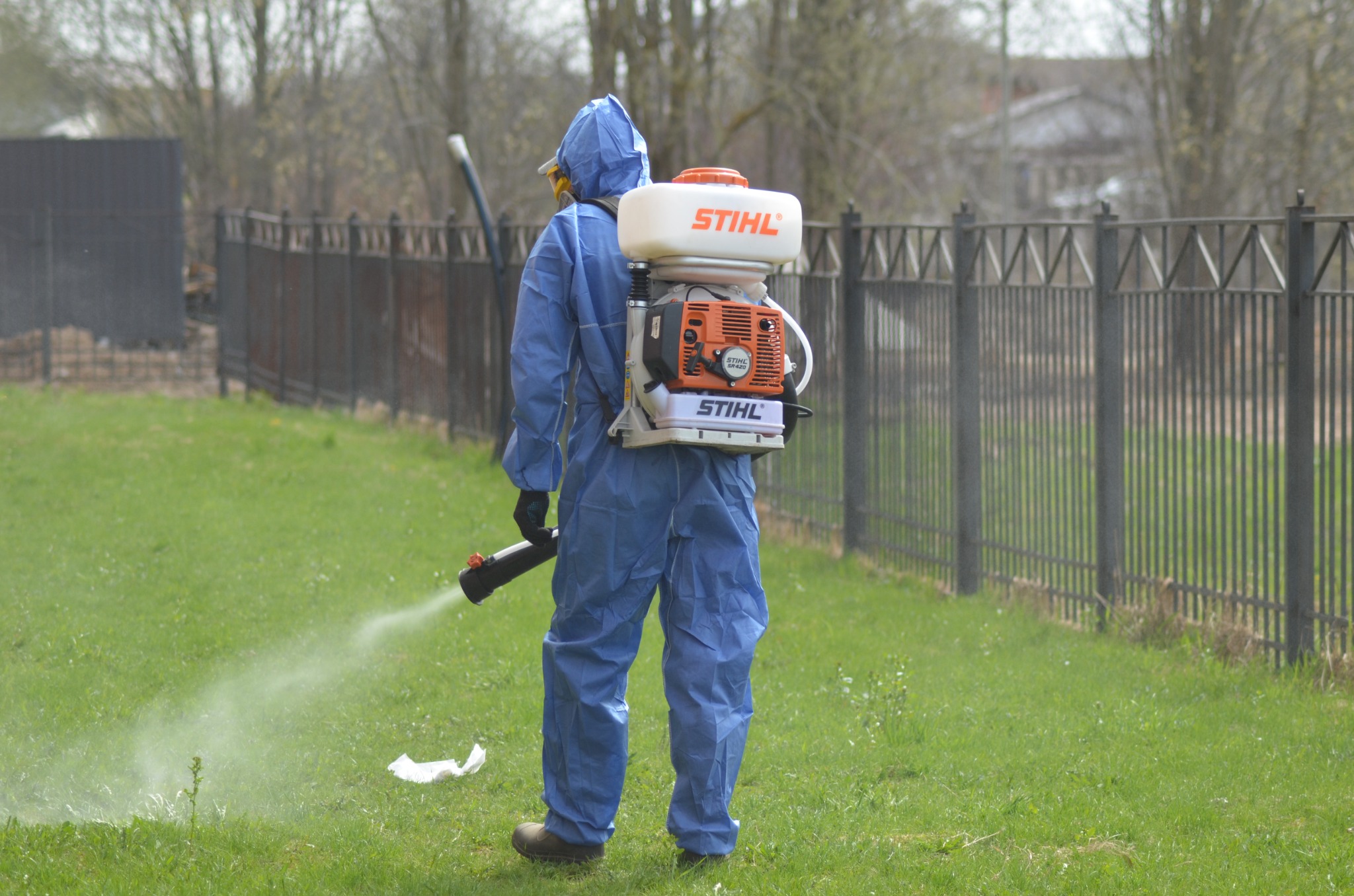 Обработка территории бензиновым оборудованием STIHL